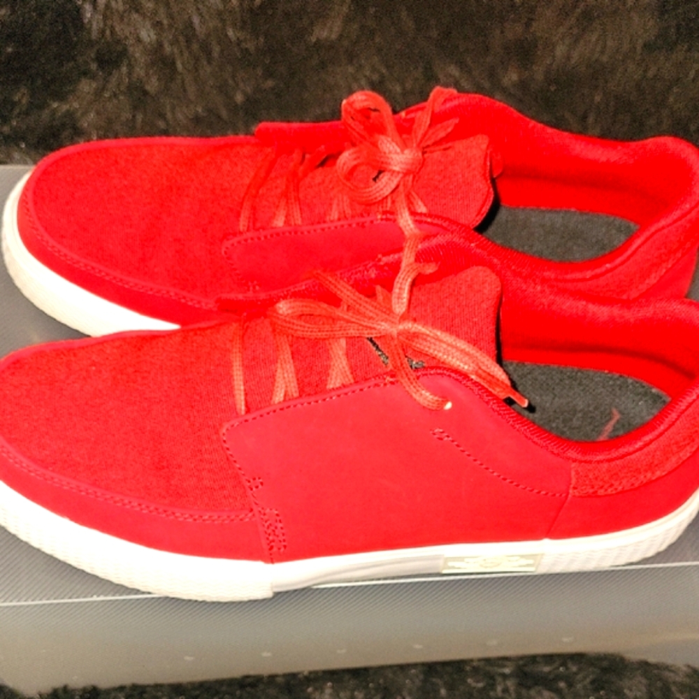 Jordan Red Sneakers Vibrant Low-Top Design